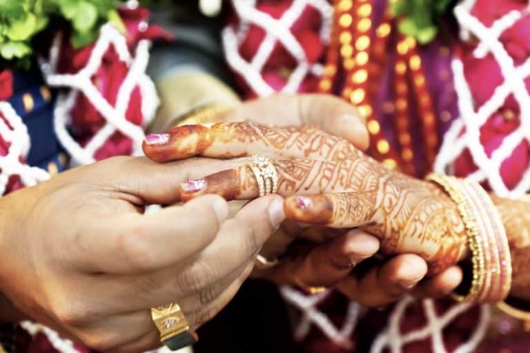 Do Hindus Wear Wedding Rings? 3 Ceremonies Checked Planning a Hindu